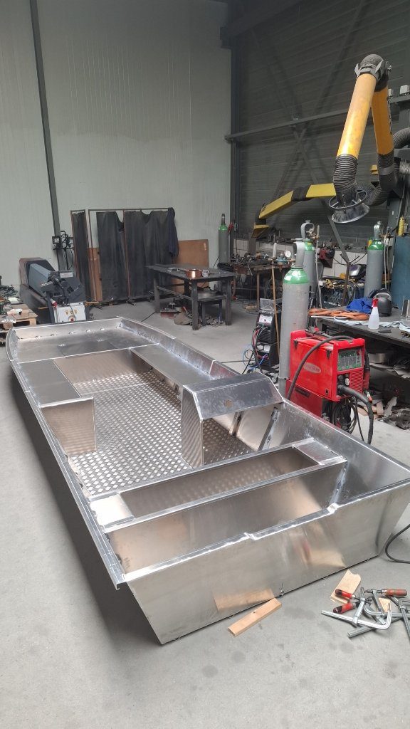 Aluminium boot in aanbouw